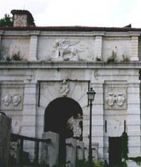 Il portale del Castello di Brescia dal Castello